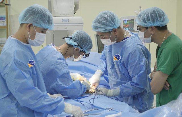 Đau lưng tưởng đơn giản, phát hiện ‘quả bom nổ chậm’ trong ổ bụng- Ảnh 1.