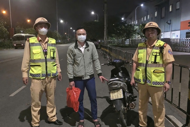 Xác minh thanh niên chạy xe máy vào cao tốc Hà Nội – Bắc Giang, lạng lách sau khi uống rượu- Ảnh 2.