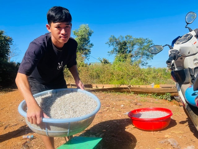 Ở nơi nhiều người dân chân hầu như không 'chạm mặt đất'- Ảnh 5.