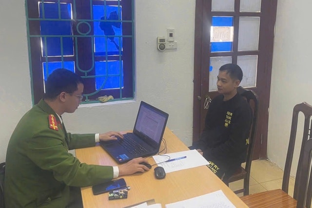 Phát hiện người đàn ông đánh bạc trên điện thoại, 18 ngày 'nướng' hơn 2 tỷ đồng- Ảnh 1. Phát hiện người đàn ông đánh bạc trên điện thoại, 18 ngày 'nướng' hơn 2 tỷ đồng- Ảnh 1.