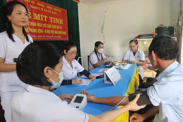 Ngày Sức khỏe toàn dân 7/4: Hơn 300 người dân Hà Tĩnh được khám, tư vấn sức khỏe miễn phí- Ảnh 1.