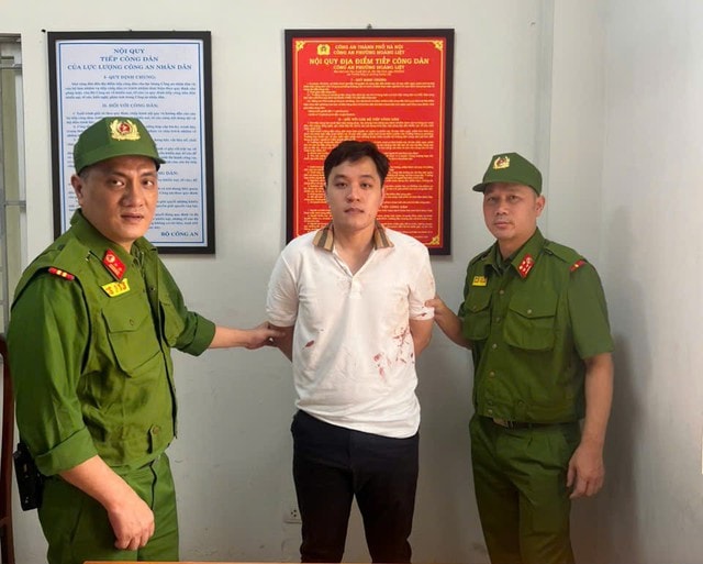 Công an Hà Nội thông tin vụ bắt giữ đối tượng tấn công tài xế xe ghép tại Linh Đàm- Ảnh 1. Công an Hà Nội thông tin vụ bắt giữ đối tượng tấn công tài xế xe ghép tại Linh Đàm- Ảnh 1.