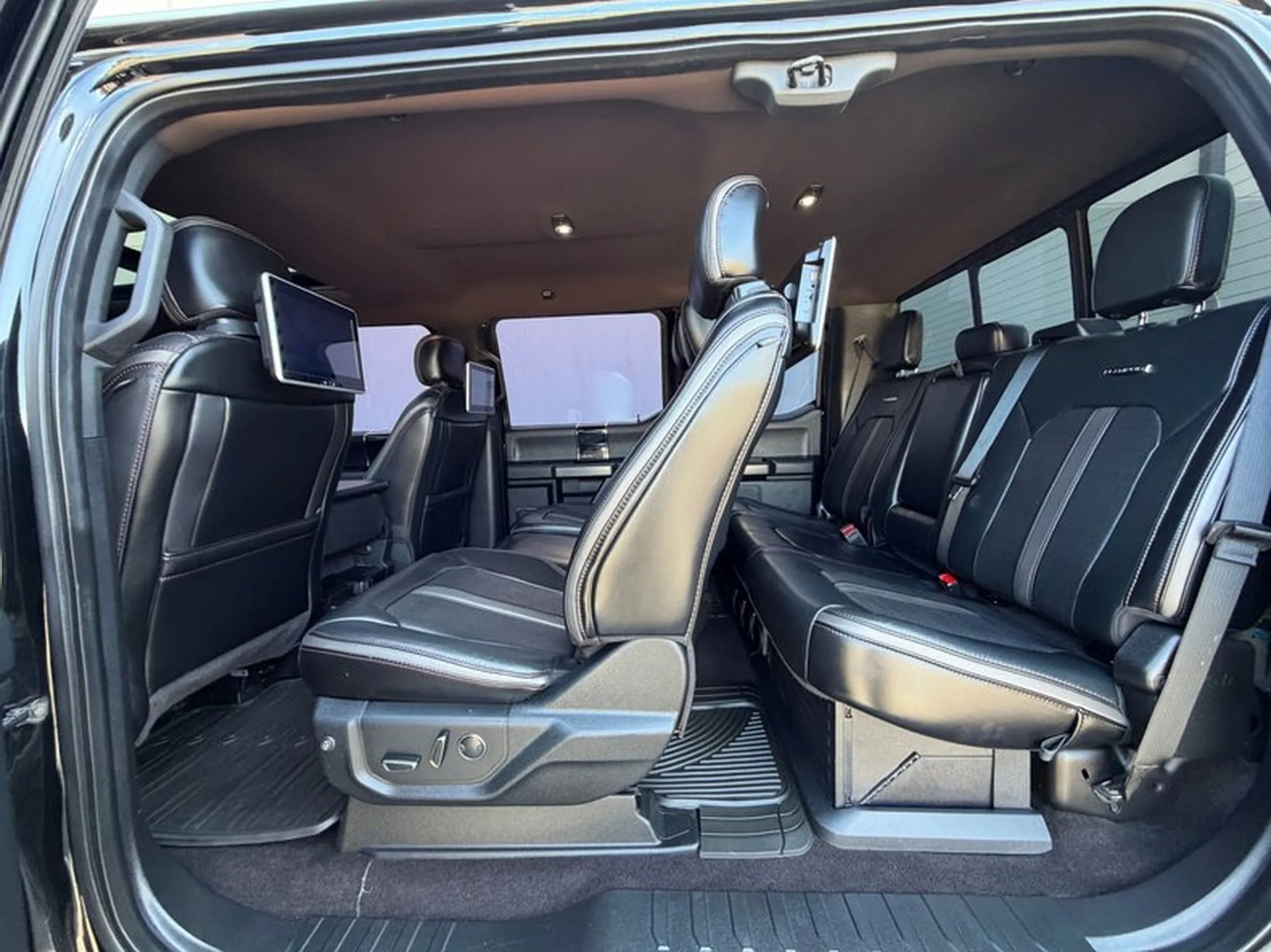 Khoang nội thất nguyên bản của dòng Platinum được kéo dài để lắp đặt thêm hàng ghế thứ ba.