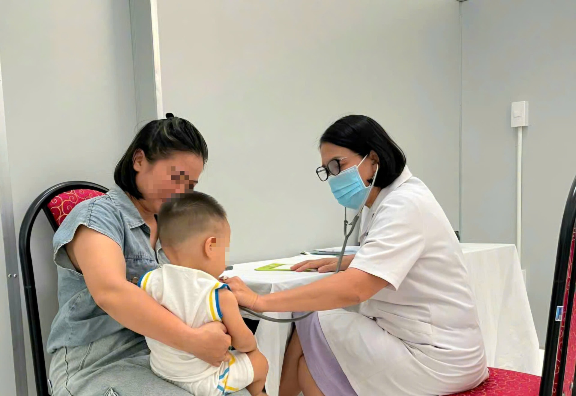 Tay chân miệng vào mùa dễ lây lan, nhận diện nguy cơ và cách phòng bệnh cho trẻ- Ảnh 1.