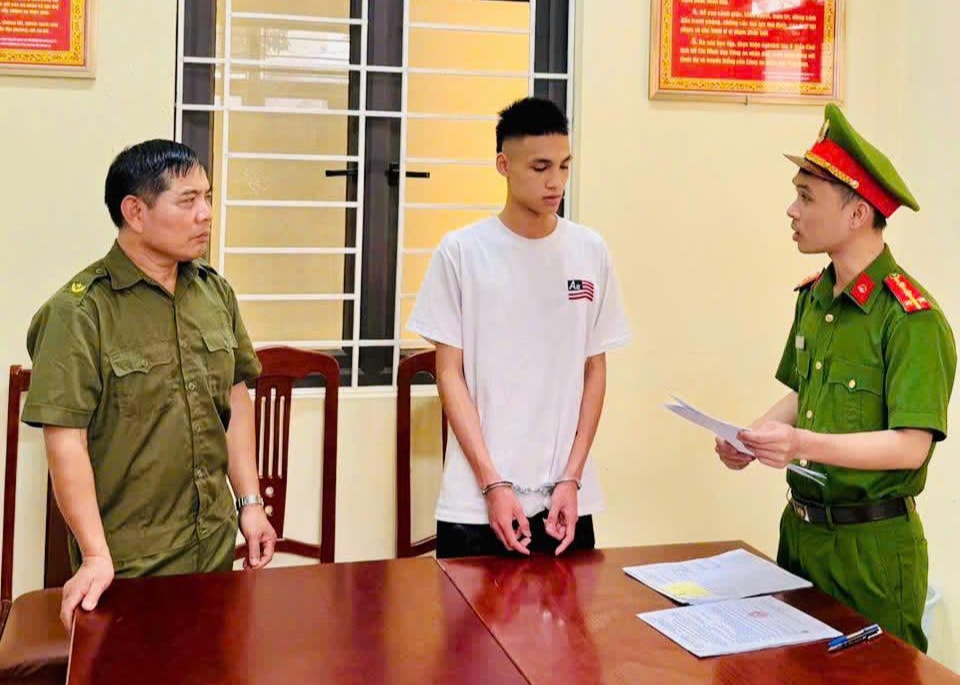 Đang ngồi chơi cùng bạn ở quán tạp hóa, nam thanh niên bất ngờ bị đánh nhập viện- Ảnh 1.