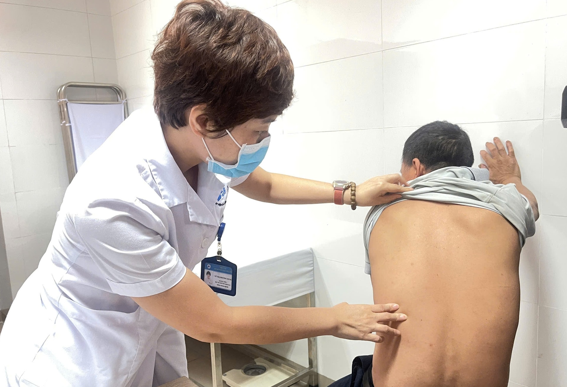 Mới nắng đầu mùa, bệnh da liễu tăng mạnh, bác sĩ chỉ cách phòng tránh- Ảnh 1.