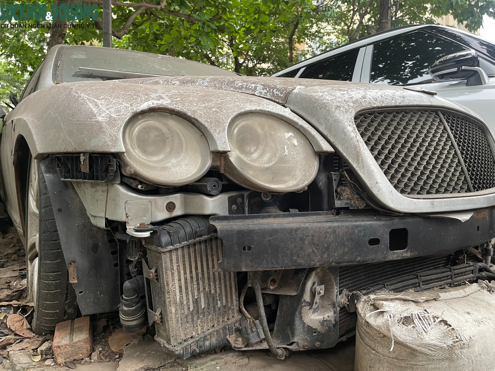 Loạt xe sang bị 'bỏ quên' trên vỉa hè Hà Nội: Từ Mercedes S63 đến Bentley- Ảnh 2.
