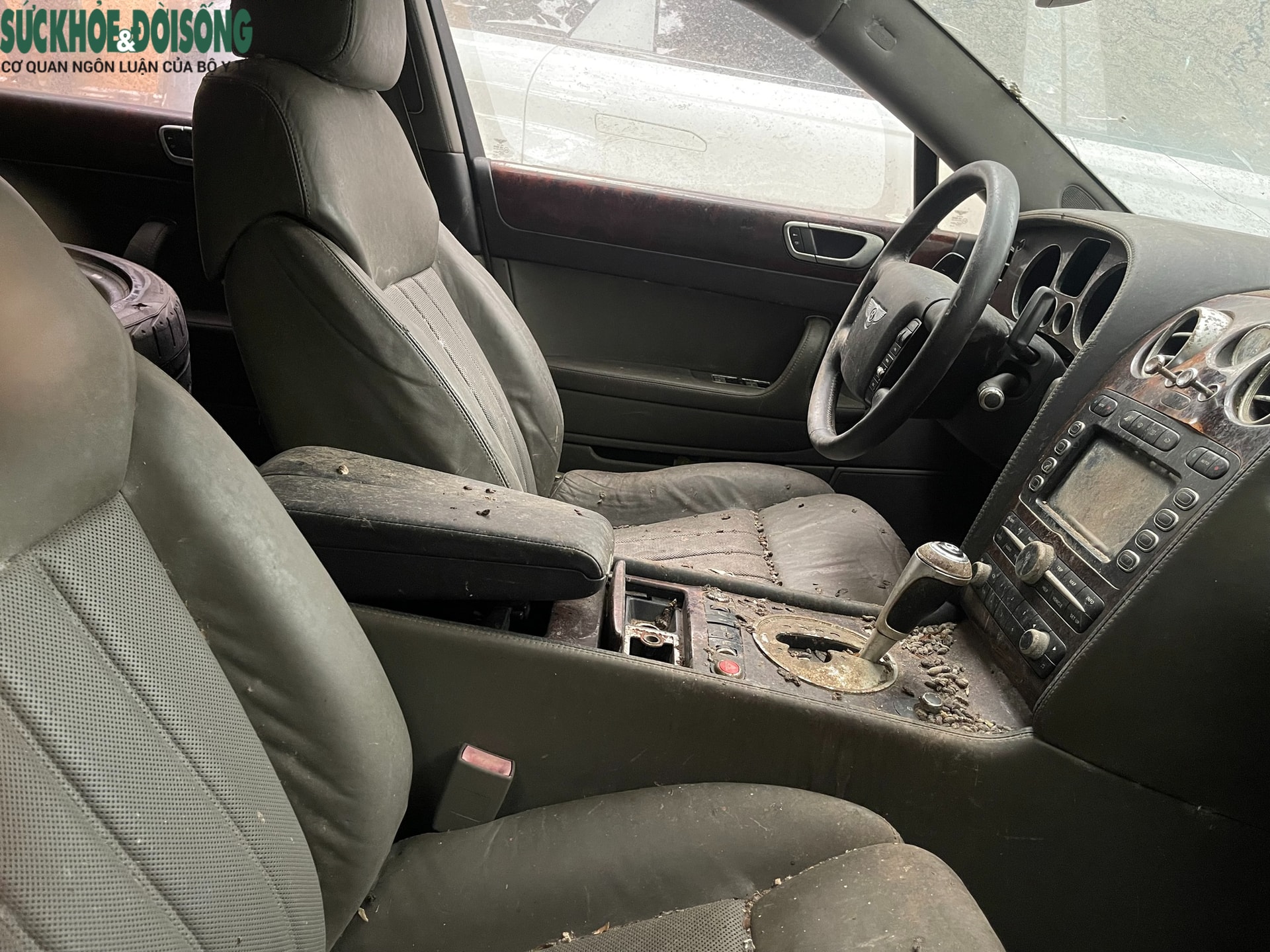 Loạt xe sang bị 'bỏ quên' trên vỉa hè Hà Nội: Từ Mercedes S63 đến Bentley- Ảnh 4.