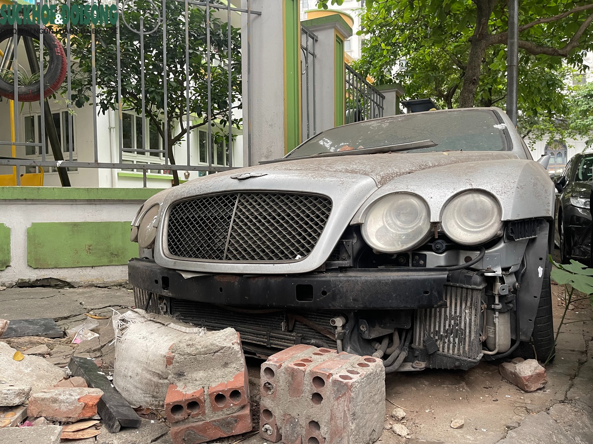 Loạt xe sang bị 'bỏ quên' trên vỉa hè Hà Nội: Từ Mercedes S63 đến Bentley- Ảnh 5.