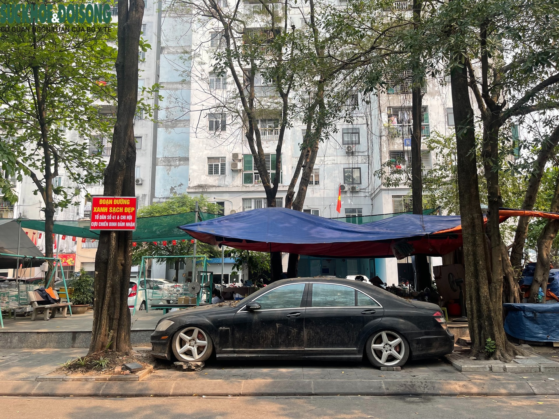 Loạt xe sang bị 'bỏ quên' trên vỉa hè Hà Nội: Từ Mercedes S63 đến Bentley- Ảnh 6.