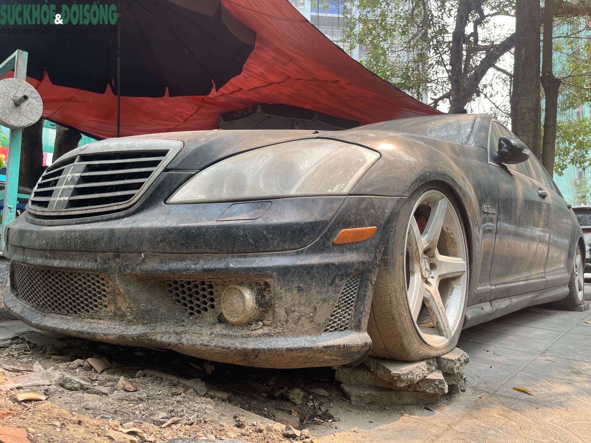 Loạt xe sang bị 'bỏ quên' trên vỉa hè Hà Nội: Từ Mercedes S63 đến Bentley- Ảnh 8.