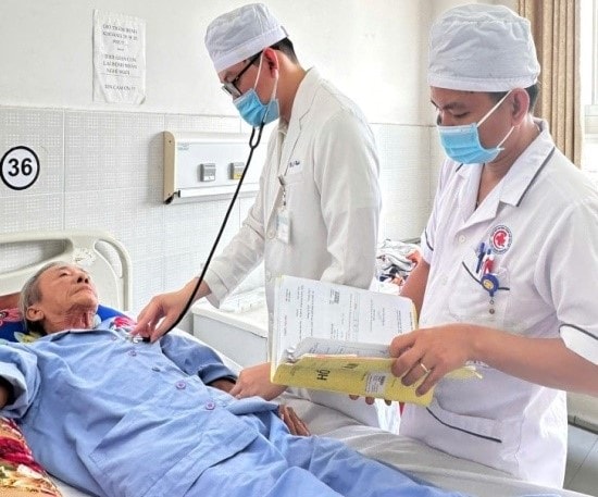 Đau và loét gót chân kéo dài, dấu hiệu nguy hiểm nhiều người cao tuổi chủ quan- Ảnh 1.