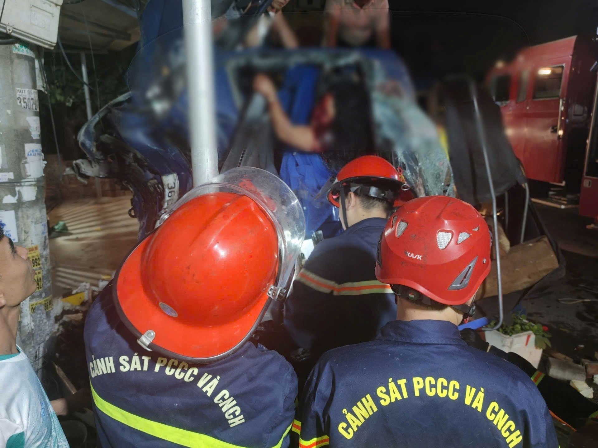 Công an Hải Phòng cứu 2 nạn nhân mắc kẹt trong cabin ô tô đâm vào tường nhà dân lúc rạng sáng- Ảnh 2.