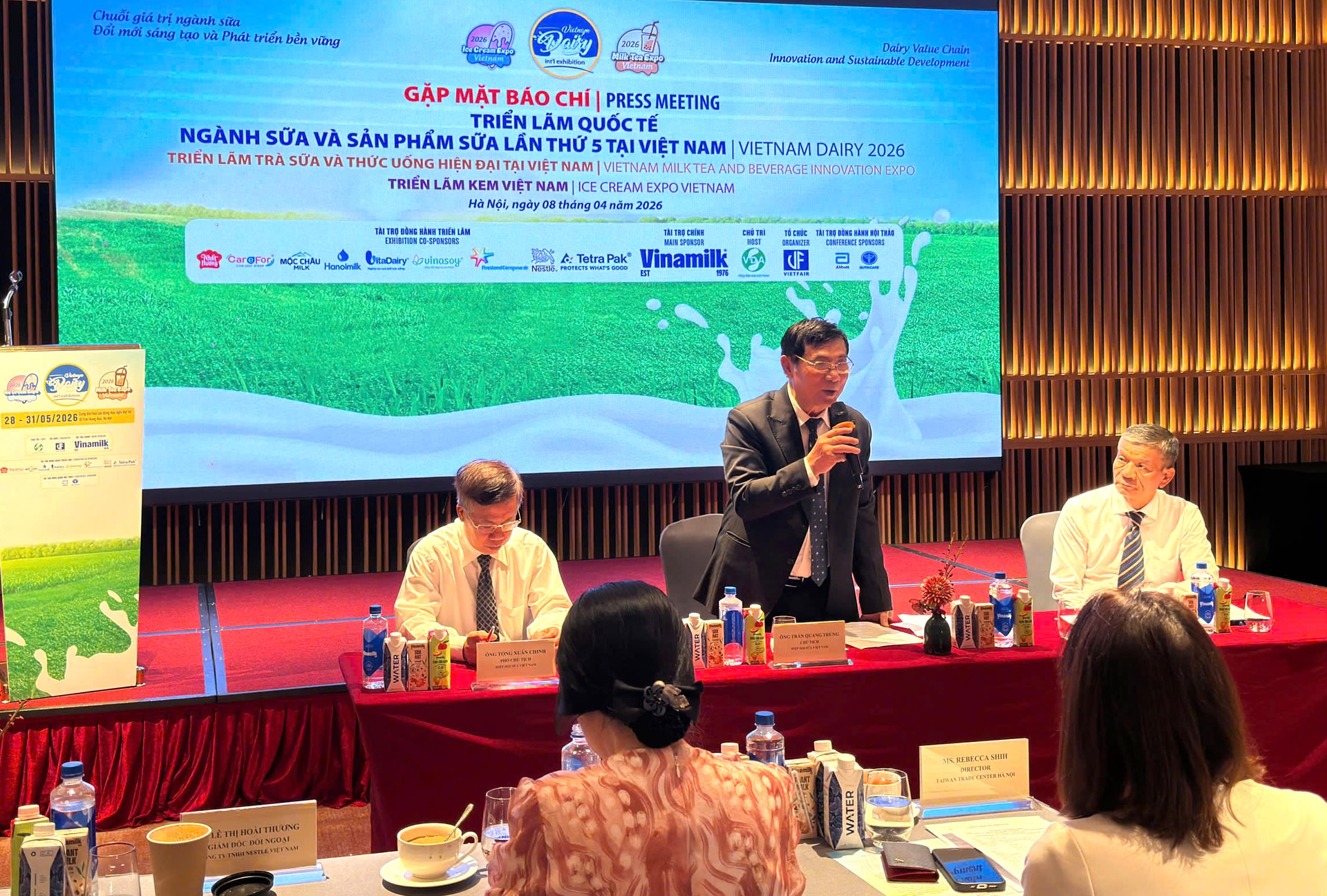 Người tiêu dùng đặt ra yêu cầu cao hơn về chất lượng, an toàn thực phẩm, nguồn gốc sản phẩm sữa- Ảnh 1. Người tiêu dùng đặt ra yêu cầu cao hơn về chất lượng, an toàn thực phẩm, nguồn gốc sản phẩm sữa- Ảnh 1.