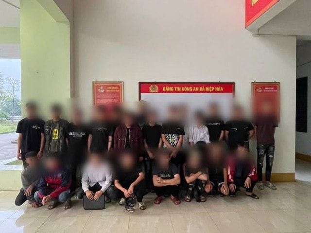 Từ mâu thuẫn đèn pha, 2 nhóm thanh niên mang hung khí hỗn chiến, 3 người nhập viện- Ảnh 1. Từ mâu thuẫn đèn pha, 2 nhóm thanh niên mang hung khí hỗn chiến, 3 người nhập viện- Ảnh 1.