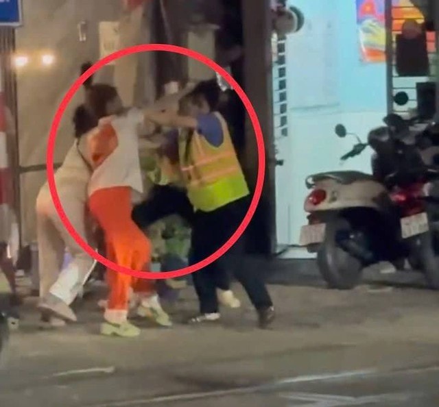 Bắt người phụ nữ hành hung nhân viên gác chắn đường sắt- Ảnh 2. Bắt người phụ nữ hành hung nhân viên gác chắn đường sắt- Ảnh 2.