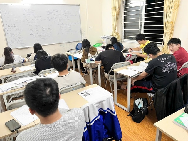 Nới quyền cho hiệu trưởng, siết trách nhiệm trong dạy thêm- Ảnh 1.