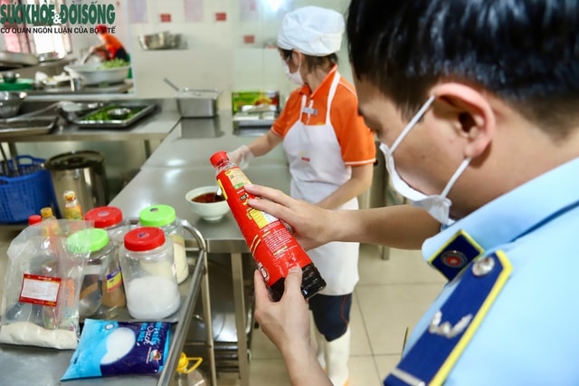 Ba Đình kiểm tra an toàn thực phẩm tại các bếp ăn trường học- Ảnh 8.