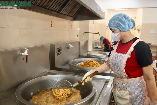 Ba Đình kiểm tra an toàn thực phẩm tại các bếp ăn trường học- Ảnh 3.