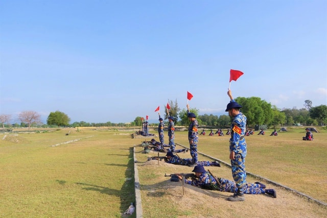 Tổ chức bắn đạn thật cho chiến sĩ mới ở Vùng 4 Hải quân- Ảnh 1.