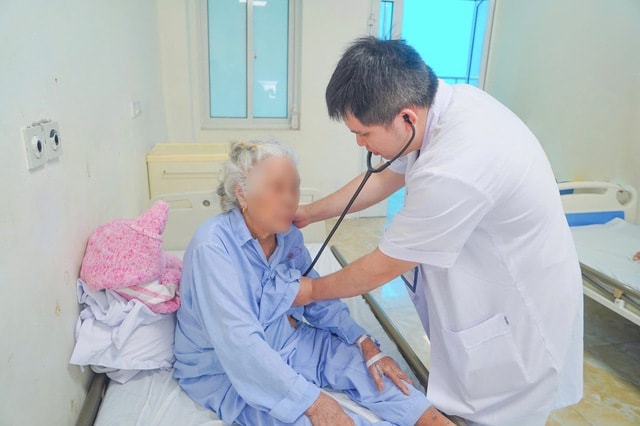 Cụ bà 91 tuổi suy tim nặng được cứu sống ngoạn mục nhờ kỹ thuật thay van động mạch chủ qua da- Ảnh 1.