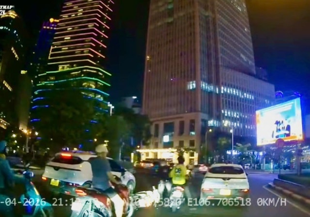 Xác minh người mặc áo xe công nghệ cầm hung khí tấn công thanh niên giữa đường ở TPHCM- Ảnh 1. Xác minh người mặc áo xe công nghệ cầm hung khí tấn công thanh niên giữa đường ở TPHCM- Ảnh 1.