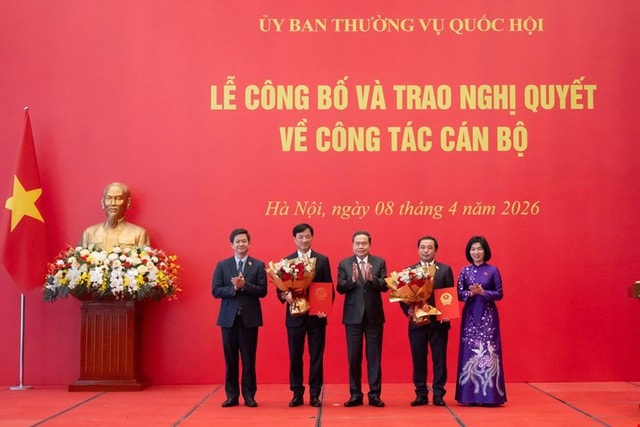 Trao Nghị quyết chuyển sinh hoạt Đoàn ĐBQH đối với ông Nguyễn Duy Ngọc, ông Trần Đức Thắng- Ảnh 1.