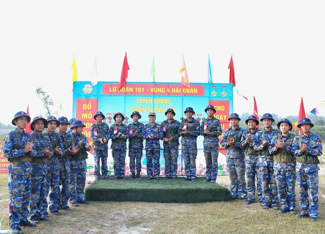 Tổ chức bắn đạn thật cho chiến sĩ mới ở Vùng 4 Hải quân- Ảnh 2.