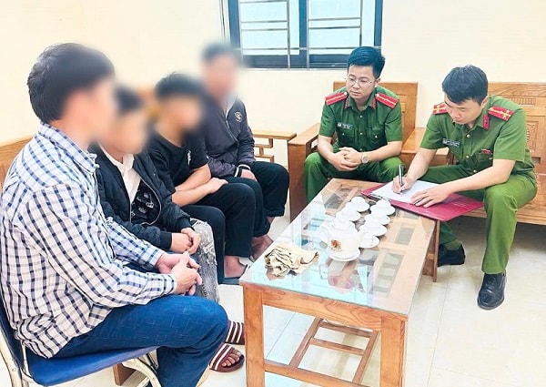 Ngăn chặn kịp thời 2 trẻ vị thành niên bị lừa xuống Hà Nội tìm ‘việc nhẹ lương cao’- Ảnh 1.