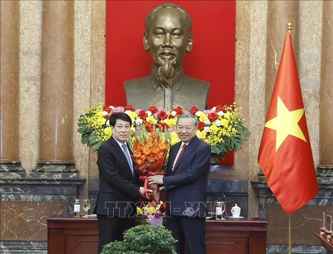 Bàn giao công tác giữa Tổng Bí thư, Chủ tịch nước Tô Lâm và nguyên Chủ tịch nước Lương Cường- Ảnh 3.