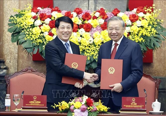 Bàn giao công tác giữa Tổng Bí thư, Chủ tịch nước Tô Lâm và nguyên Chủ tịch nước Lương Cường- Ảnh 1.