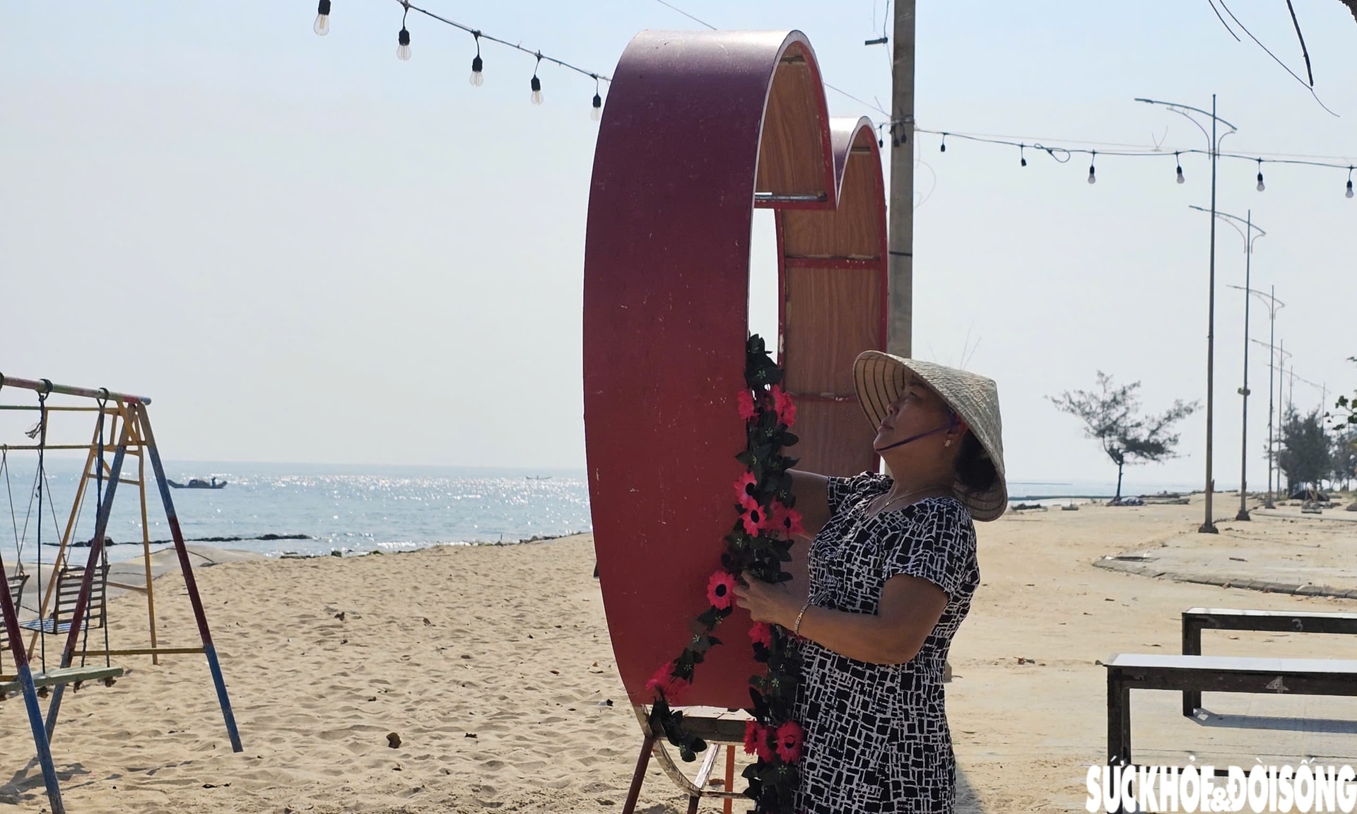 Oằn mình vượt qua nhiều đợt mưa bão, bãi biển nổi tiếng ở Huế vào mùa đón khách- Ảnh 2.