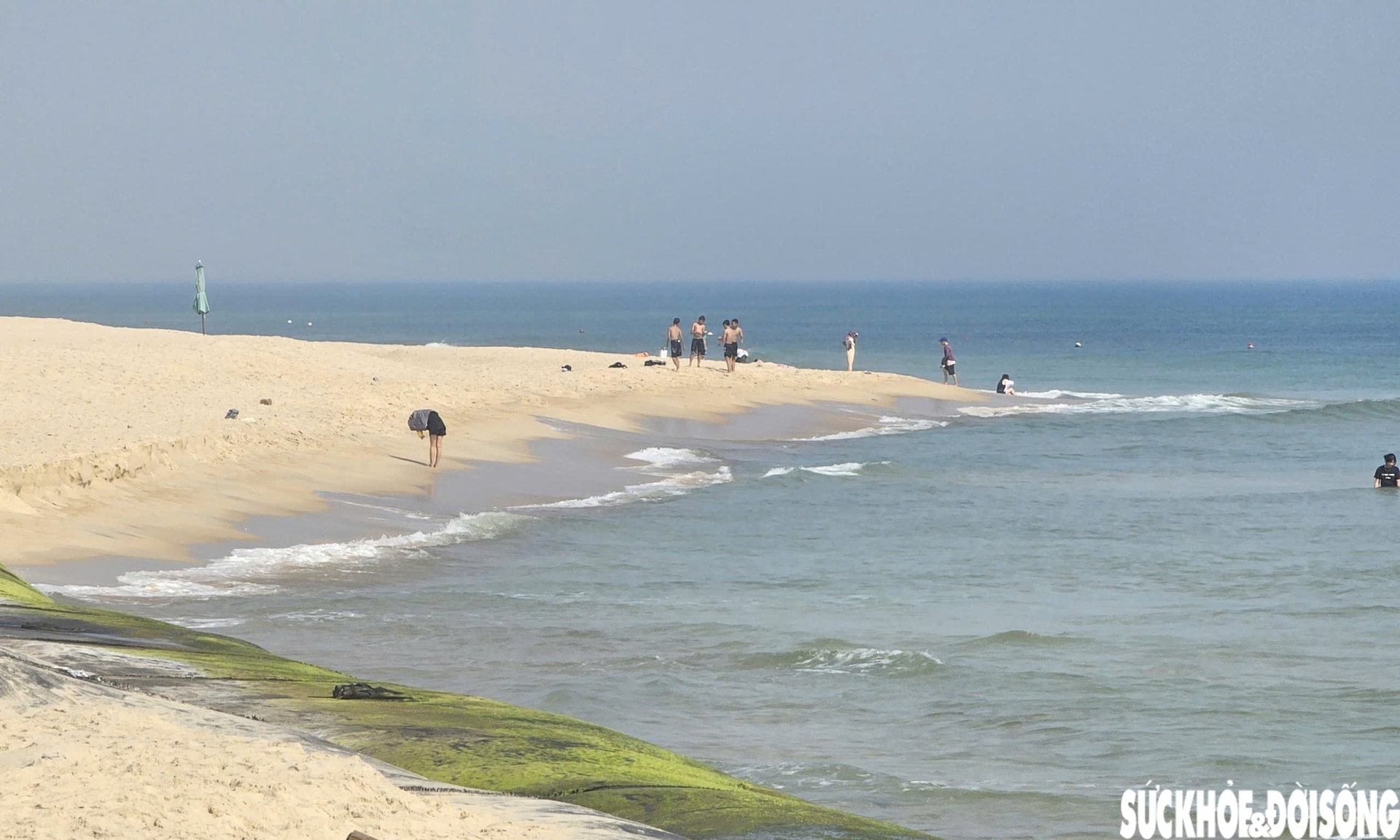 Oằn mình vượt qua nhiều đợt mưa bão, bãi biển nổi tiếng ở Huế vào mùa đón khách- Ảnh 7.