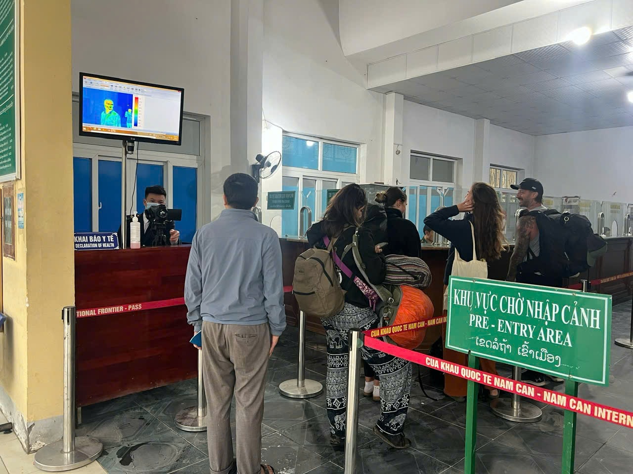 Người dân chủ động phòng ngừa nhiễm biến thể mới Covid-19 Ve sầu- Ảnh 2.