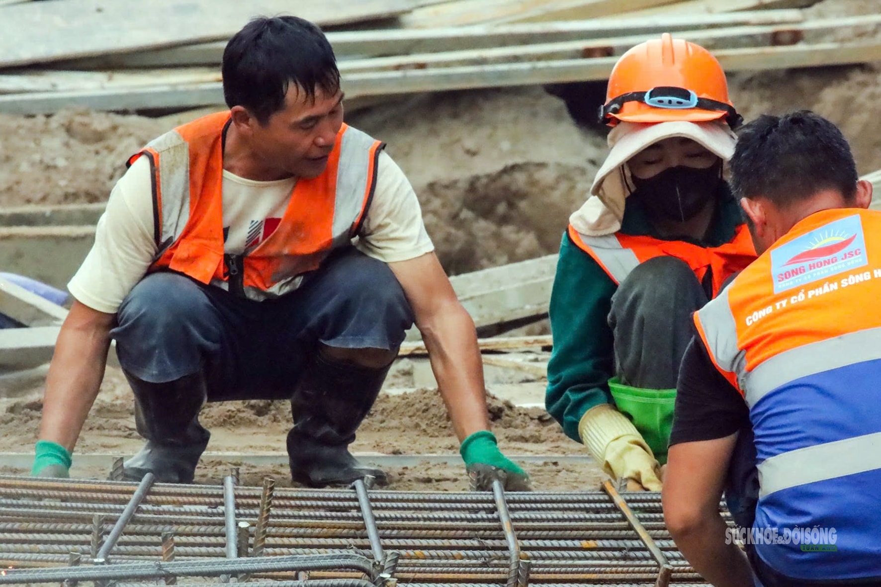 Giữa thời tiết oi nóng, công nhân hối hả thi công Vành đai 2,5- Ảnh 1.