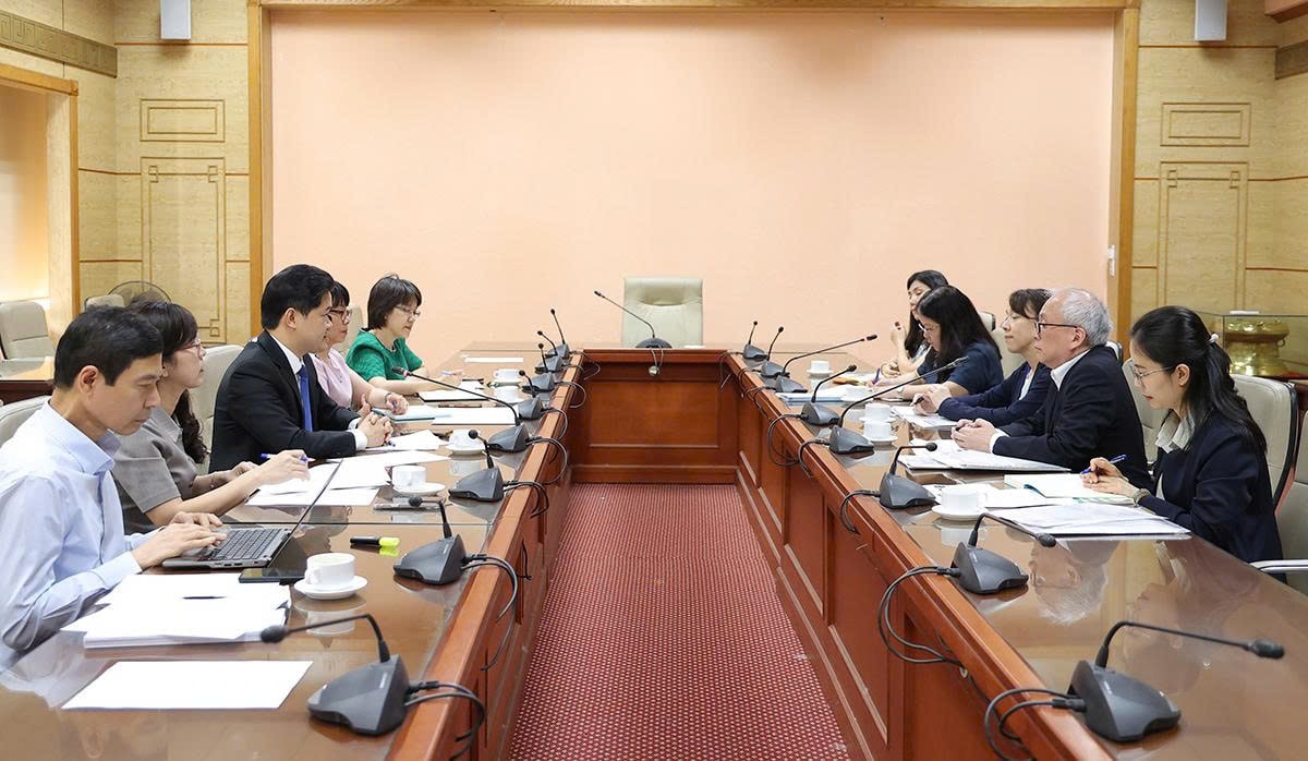 Thứ trưởng Thường trực Vũ Mạnh Hà tiếp và làm việc với chuyên gia cố vấn chính sách y tế của JICA - Ảnh 3.