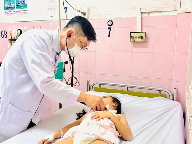 Vụ hàng loạt học sinh nghi ngộ độc tại TPHCM: Nhiều ca nhiễm trùng tiêu hóa mức trung bình đến nặng- Ảnh 1.