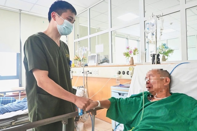 Sốt cao không rõ nguyên nhân, viêm phổi nặng, người đàn ông hồi sinh kỳ diệu từ 'cửa tử'- Ảnh 1. Sốt cao không rõ nguyên nhân, viêm phổi nặng, người đàn ông hồi sinh kỳ diệu từ 'cửa tử'- Ảnh 1.