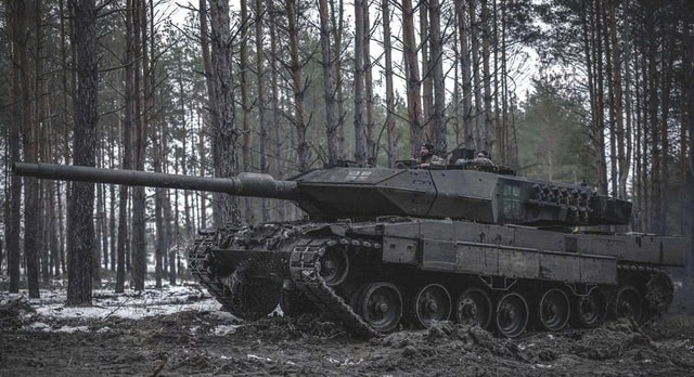 Xe tăng Leopard 2A6 của Ukraine tiêu diệt T-72 Nga ở khoảng cách kỷ lục 5,5 km?- Ảnh 1.