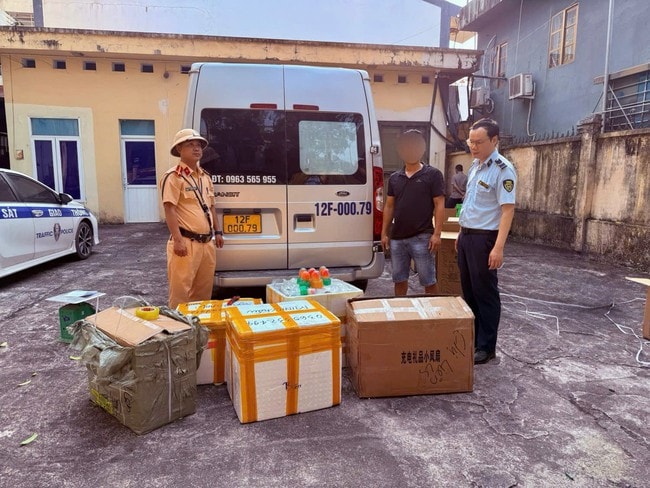 CSGT Quảng Ninh phát hiện 700 cây kem không nhãn mác, nguồn gốc- Ảnh 1.