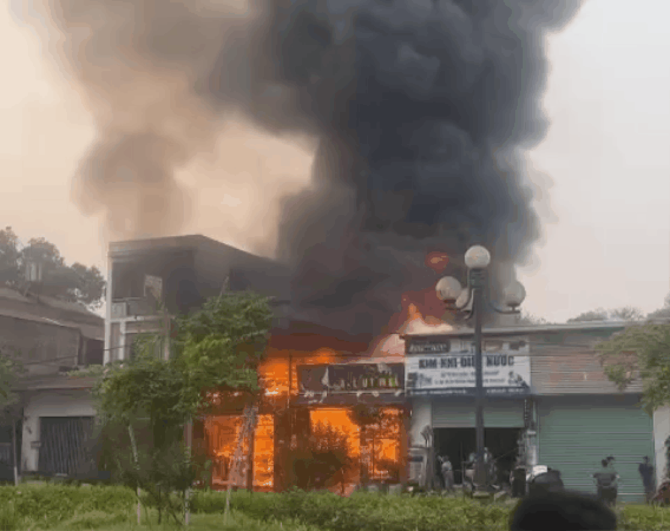 Quán lẩu trên đường Nguyễn Tất Thành bốc cháy ngùn ngụt- Ảnh 1.