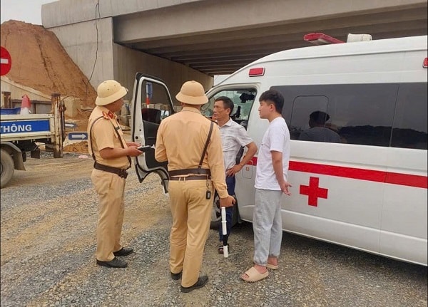 Xử phạt tài xế không bằng lái vẫn điều khiển xe cứu thương- Ảnh 1.