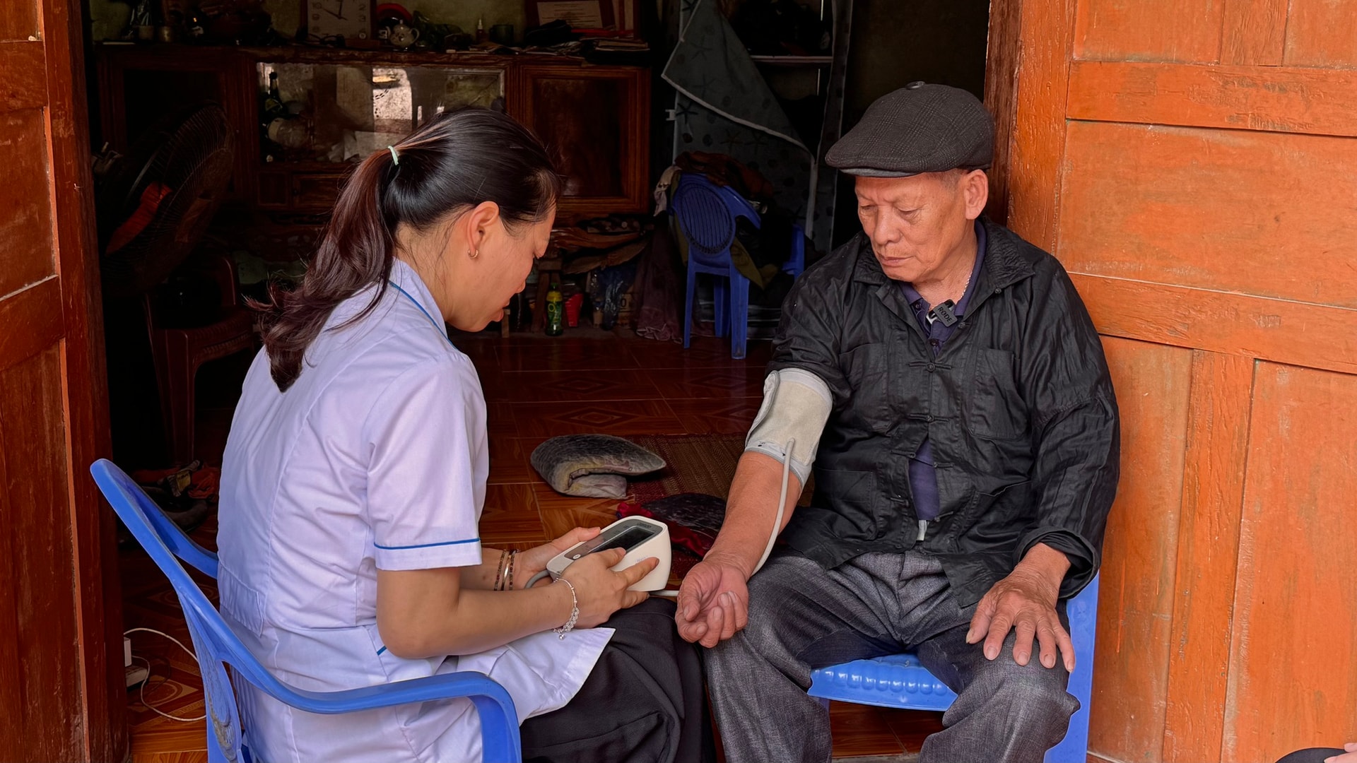 Y tế cơ sở vượt khó chăm sóc sức khỏe người dân vùng cao- Ảnh 1.