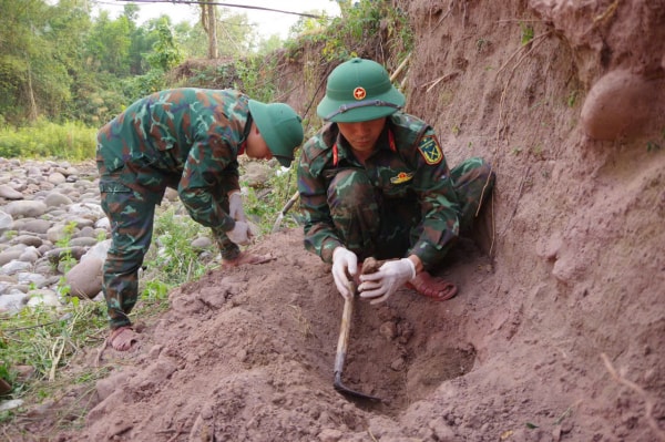 Phát hiện 3 hài cốt liệt sỹ cùng nhiều di vật tại địa bàn xã biên giới Quảng Trị- Ảnh 1.