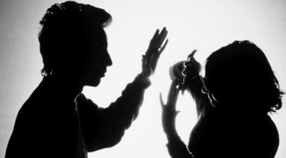 Cán bộ xã đánh vợ tổn hại 95% sức khỏe bị khởi tố, bắt tạm giam- Ảnh 1.