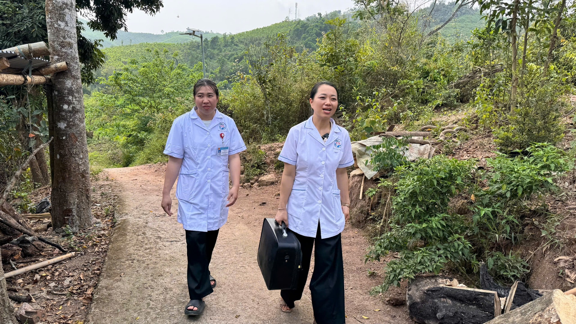 Y tế cơ sở vượt khó chăm sóc sức khỏe người dân vùng cao- Ảnh 2.