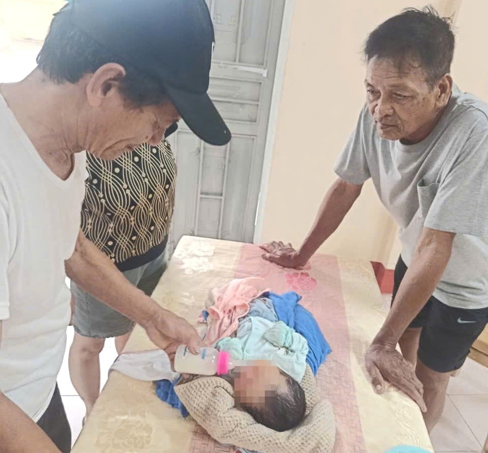 Bé gái sơ sinh bị bỏ rơi vào sáng sớm ở gần nhà văn hóa- Ảnh 2.