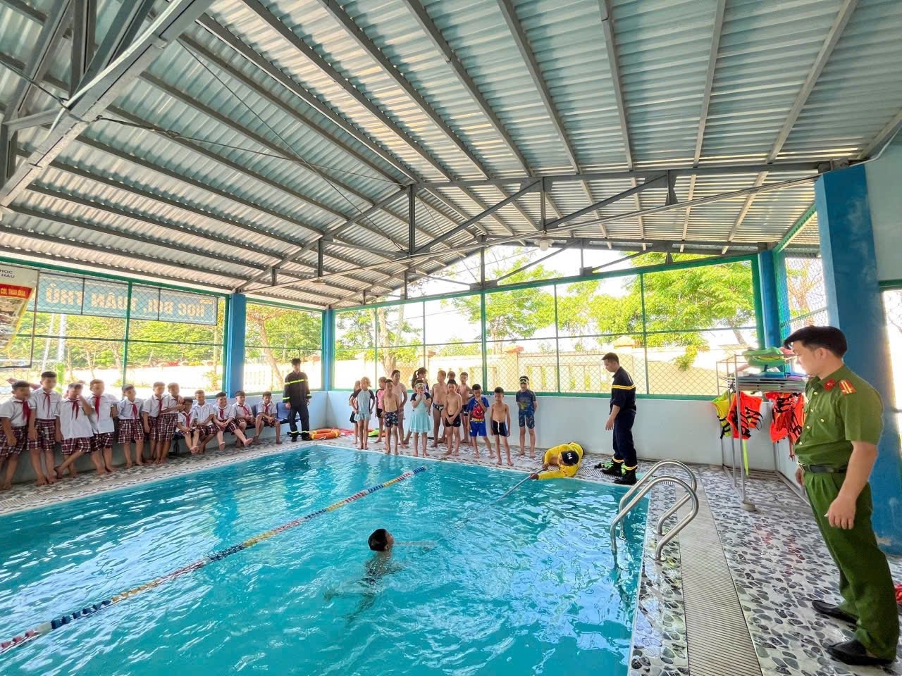 Liên tiếp đuối nước đầu mùa nắng nóng: Làm gì để ngăn những vụ việc thương tâm?- Ảnh 2.