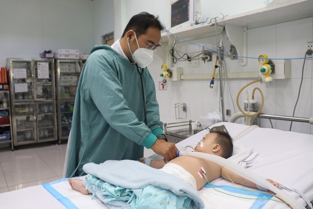 Bệnh tay chân miệng tăng cao ở TPHCM, nhiều ca nặng do chủng EV71- Ảnh 1.
