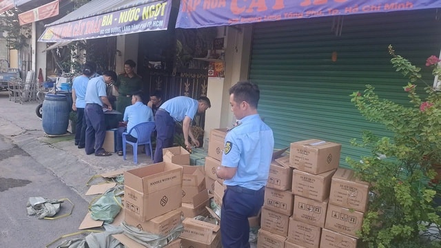 Phát hiện cơ sở kinh doanh mỹ phẩm 'chui', chứa hàng nghìn sản phẩm không rõ nguồn gốc ở TPHCM- Ảnh 1.